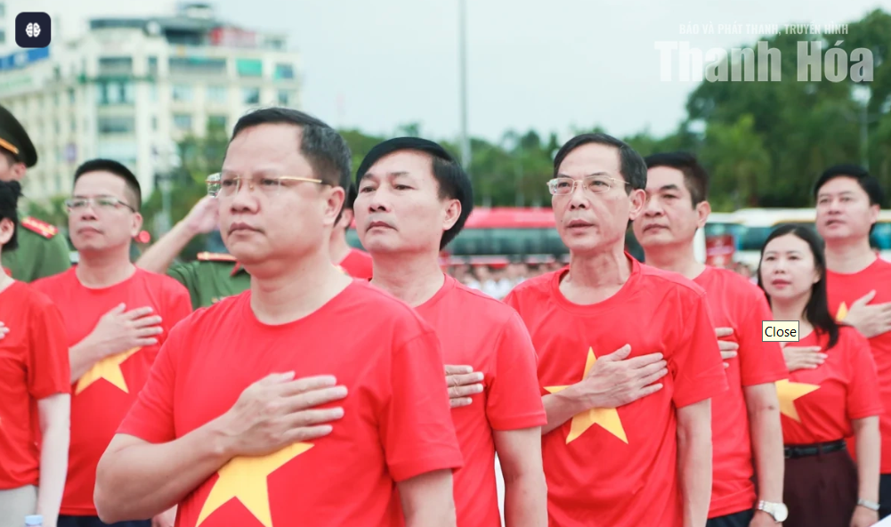 Đông đảo cán bộ, người dân Thanh Hóa mặc áo đỏ sao vàng, hát Quốc ca, đi bộ “Cùng Việt Nam tiến bước”